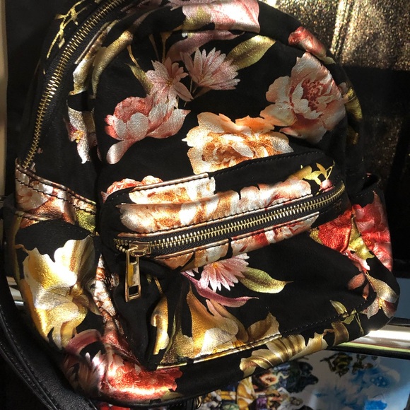 Gorgeous metallic floral print mini back pack in great condition - Picture 2 of 5